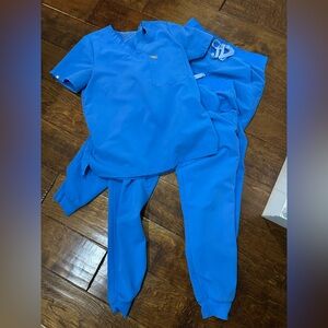 Figs Capri light blue 3 piece Scrub Set 2 Zamora Small joggers 1 Catarina top M